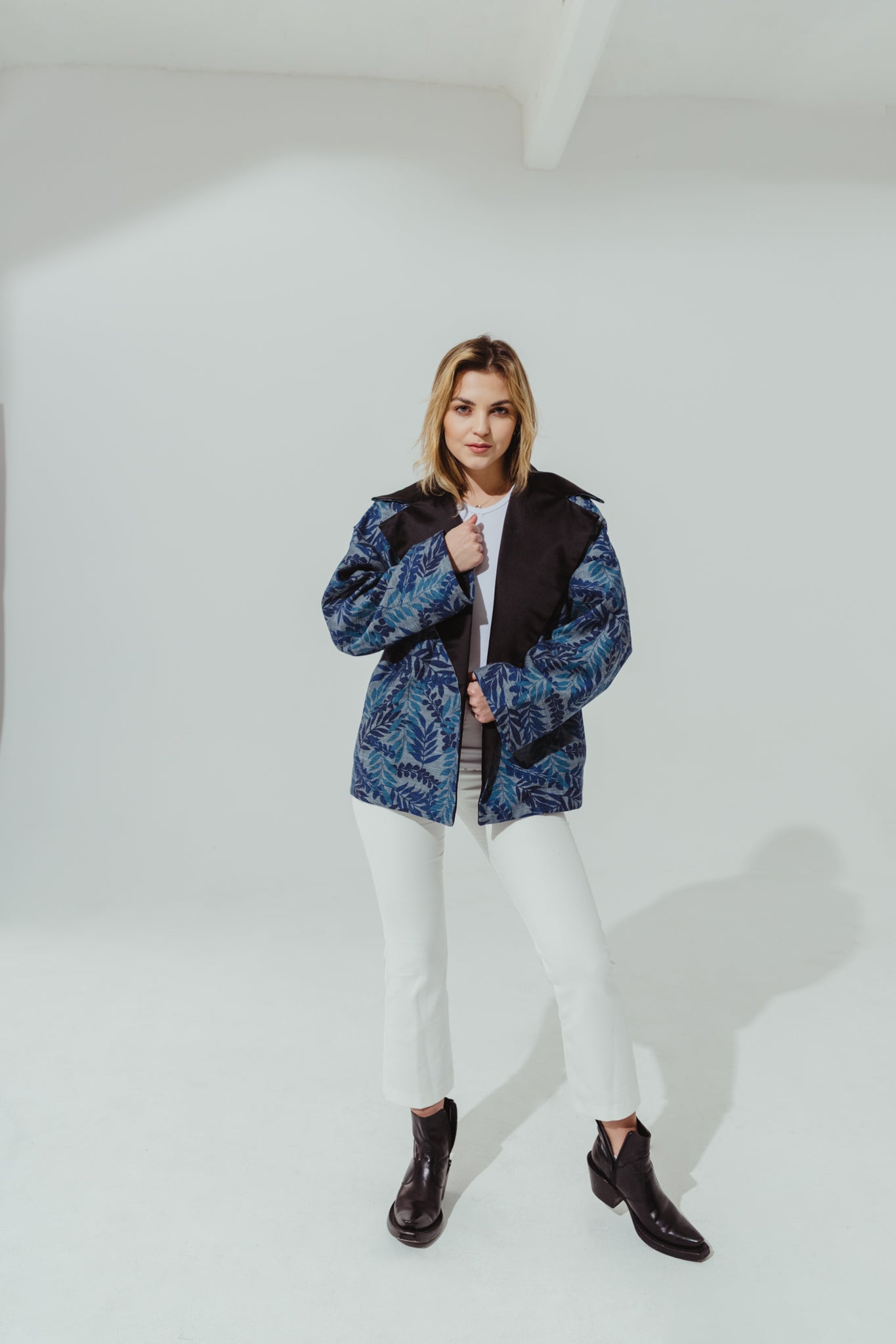 denim leaves design Handmade denim kimono leaves embroidery Women's kimono denim jacket with autumn leaves Kimono denim jacket with leaf print Denim kimono leaves design
